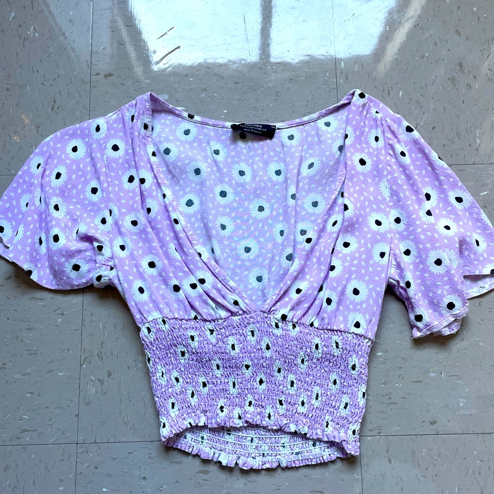 purple and white flowered cropped blouse